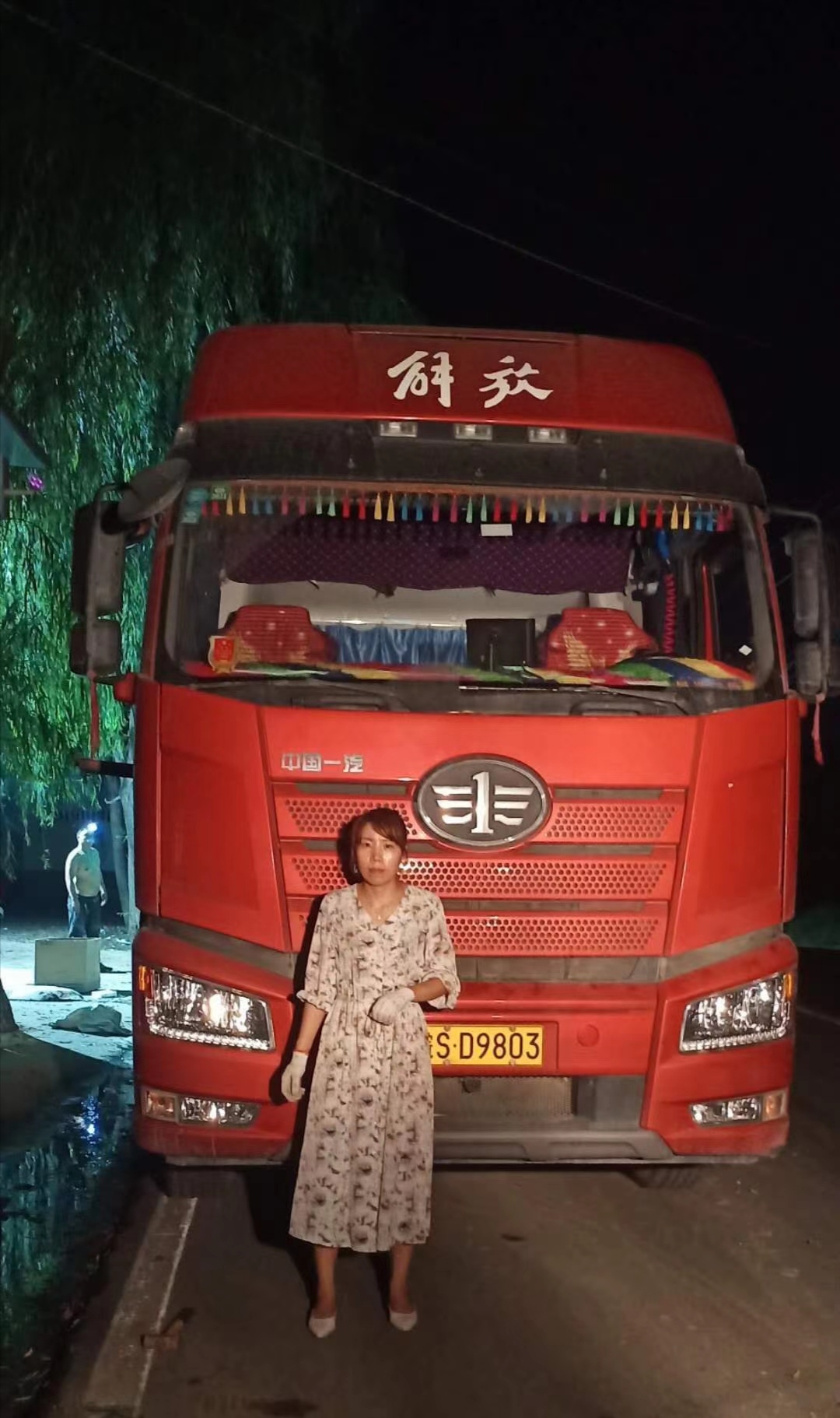 ，有自動拔管自動落管功能，可定制左右側(cè)推功能，配有三片打孔刀，打孔刀是防傷紙刀組，